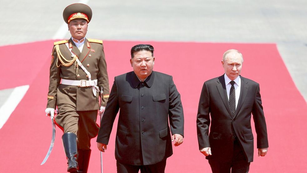 Russlands Präsident Wladimir Putin (r) und Nordkoreas Machthaber Kim Jong Un wollen ihr Partnerschaft stärken. Foto: Vladimir Smirnov/Pool Sputnik Kremlin/AP/dpa