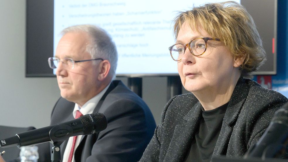 Dirk Pejril (links), Verfassungsschutzpräsident Niedersachsen, und Daniela Behrens (SPD), Innenministerin Niedersachsen, sitzen bei der Vorstellung des Verfassungsschutzberichtes Niedersachsen für das Jahr 2023. DPA-Foto: Stratenschulte