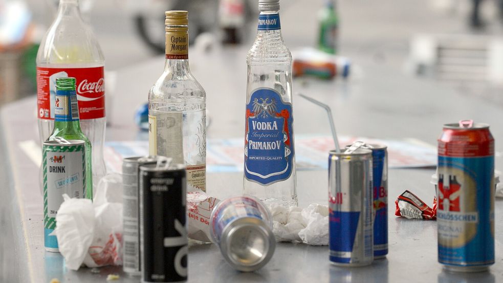 Erst vor wenigen Wochen entkam ein Sexualstraftäter der JVA Meppen bei einem begleiteten Freigang – nun gerät das Gefängnis erneut in die Kritik. Es geht um ein Video mit Alkohol trinkenden Häftlingen. Foto: Patrick Seeger/dpa