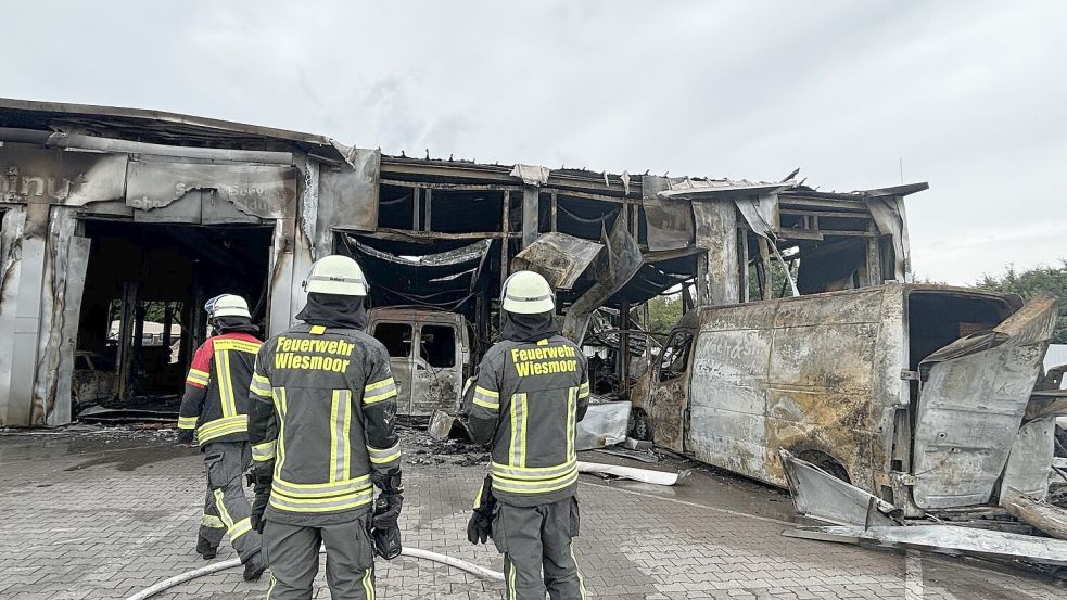 Das Autohaus Rolf in Wiesmoor ist in der Nacht zu Dienstag völlig ausgebrannt. Foto: Kubassa