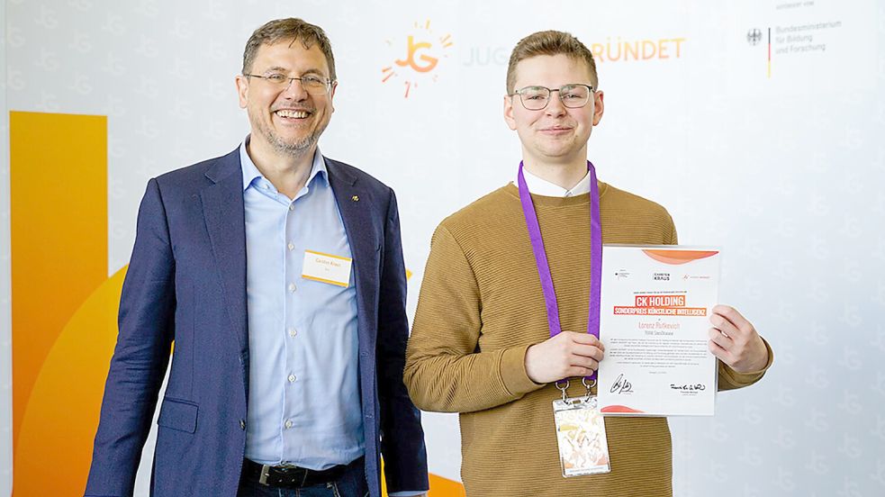 Der Preisstifter und KI-Experte Carsten Kraus mit Finalist und Preisträger Lorenz Rutkevich. Foto: „Jugend gründet“