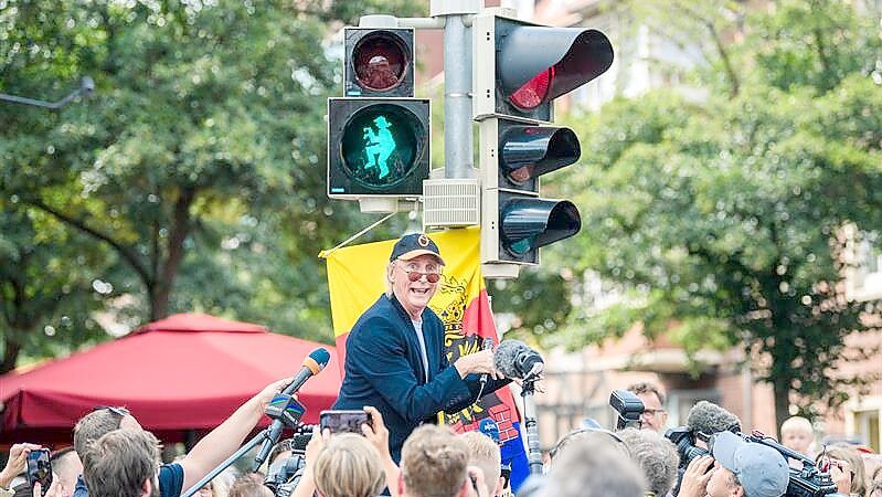 Einweihung mit viel Medienrummel: Otto Waalkes enthüllt die erste Otto-Ampel in Emden, das war im Juni 2019. Foto/Archiv: Ortgies.