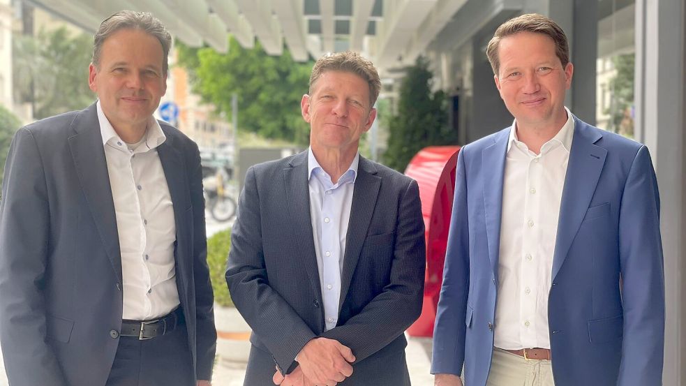 Auf dem Bild zu sehen sind der neue CEDEC-Präsident Dr. Urban Keussen (von links), CEDEC-Generalsekretär Gert de Block und Dr. Florian Bieberbach. Foto: CEDEC