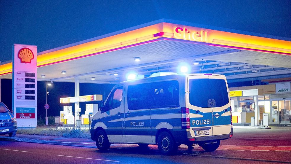 Die Polizei sichert den Tatort an einer Tankstelle in Merseburg. Foto: Hendrik Schmidt/dpa