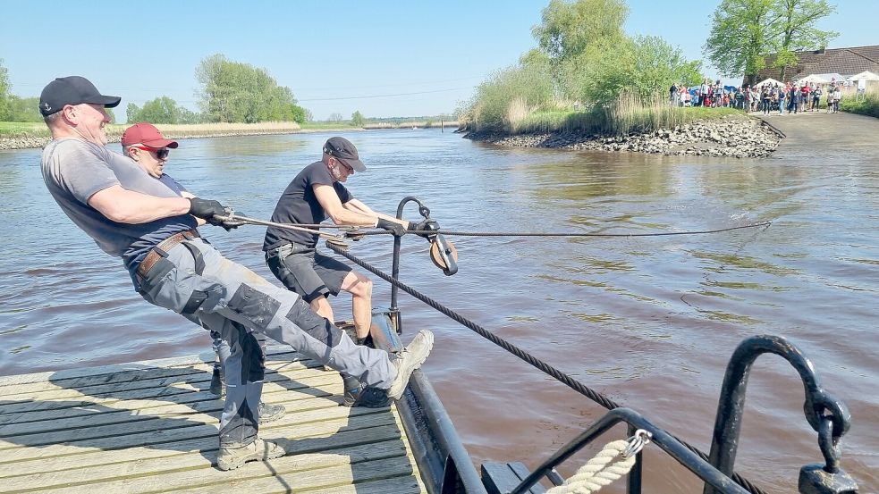 Die Fährleute ziehen die am Seil geführte Pünte per Hand ans andere Ufer. Foto: Bothe