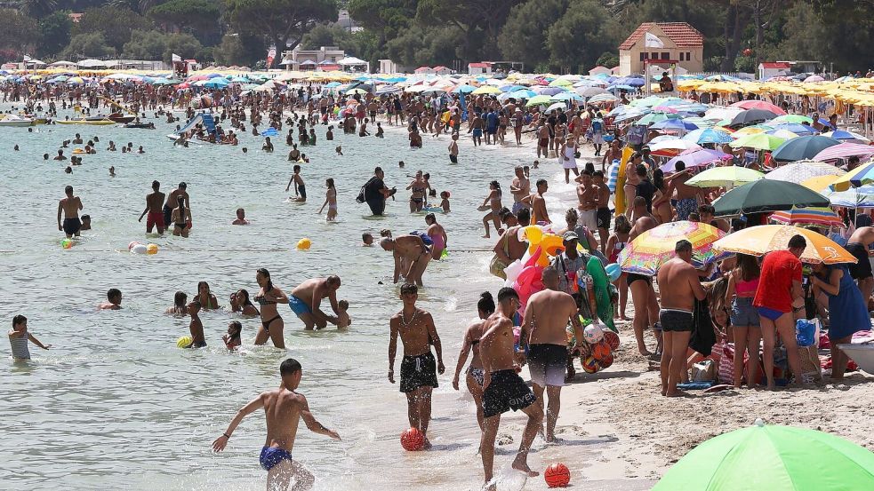 Zahlreiche Menschen sind am Strand von Mondello auf Sizilien zu sehen. Italien leidet besonders unter Übertourismus. Foto: Alberto Lo Bianco/LaPresse via ZUMA Press/dpa
