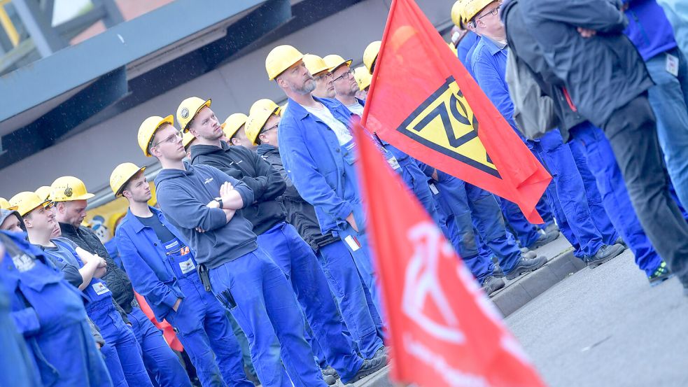 Demonstration am 4. Juni in Papenburg: Die Mitarbeiter der Meyer-Werft müssen nach wie vor um ihre Jobs bangen. Foto: Ortgies