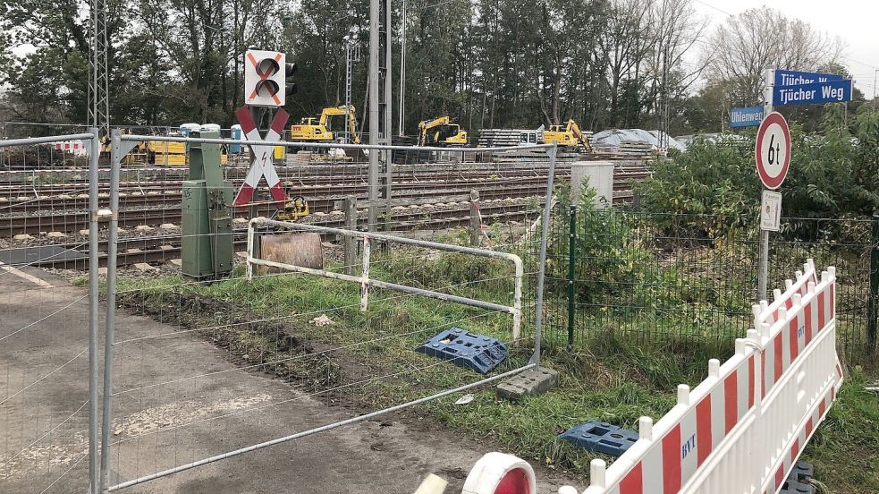 Im Bereich der Bahnlinie beim Uhlenweg/Tjücher Gaste in Ihrhove hat die Deutsche Bahn eine Baustelle für die notwendigen Arbeiten an der Wunderline eingerichtet. Auf dieser Baustelle waren jetzt Diebe unterwegs. Die Unbekannten haben aus einem dort abgestellten Radlader 100 Liter Diesel gestohlen. Foto: Ammermann/Archiv