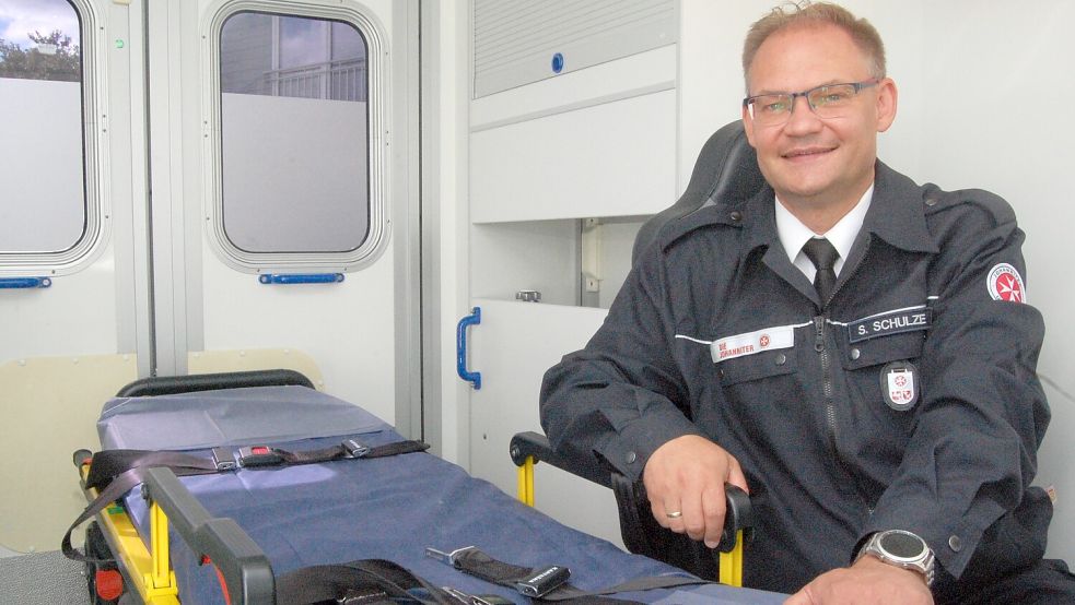 Immer zur Stelle: Sebastian Schulze nimmt fürs Foto Platz in einem Notfallkrankentransportwagen der Johanniter. Foto: Luppen