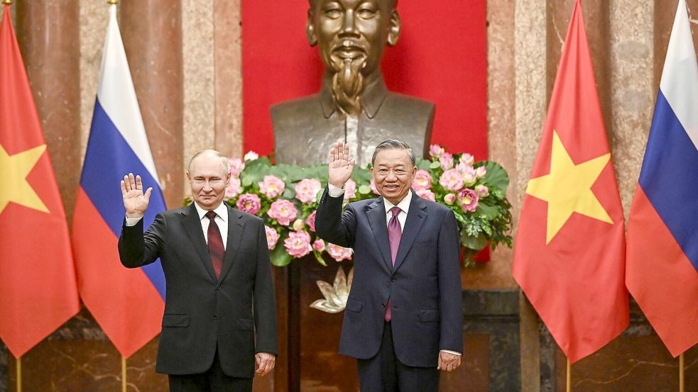Kremlchef Wladimir Putin (l) und der vietnamesische Präsident To Lam posieren im Präsidentenpalast in Hanoi für die Fotografen. Foto: Nhac Nguyen/Pool AFP/AP/dpa