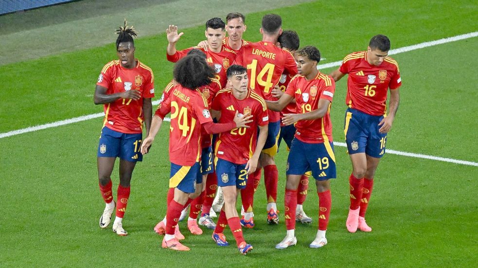 Das spanische Team jubelt über das 1:0. Foto: Julian Stratenschulte/dpa