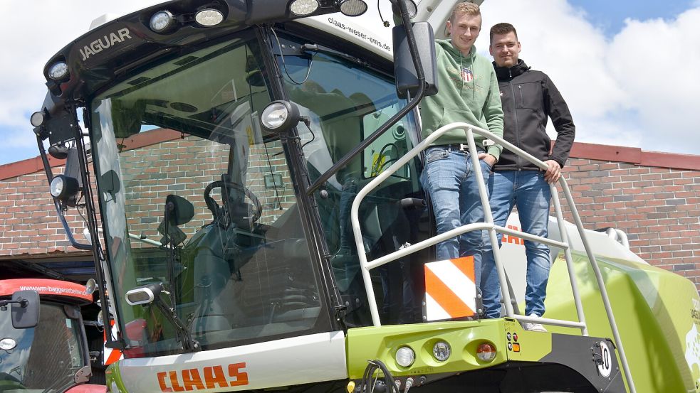 Tjark Weber (links) und Erik Hemken sind für das Bild auf den Jaguar 870 geklettert: Den Claas-Häcksler haben sie beim Hersteller komplett überholen lassen. Foto: Prins