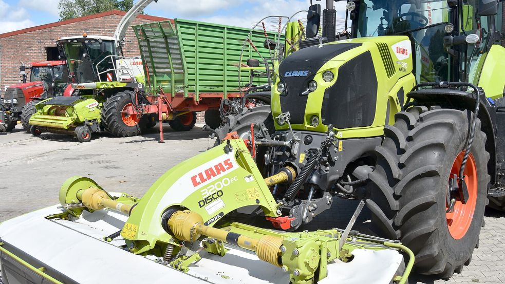 Einige Maschinen und Fahrzeuge haben die Firmengründer gebraucht gekauft, der Traktor im Vordergrund - ein 230 PS starker Claas Axion 830 - ist nagelneu. Foto: Prins