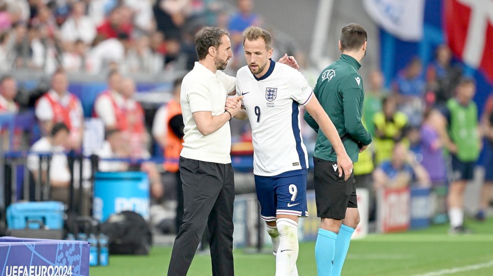 Englands Team um Trainer Gareth Southgate und Harry Kane kam nicht über ein 1:1 gegen Dänemark hinaus. Foto: Arne Dedert/dpa