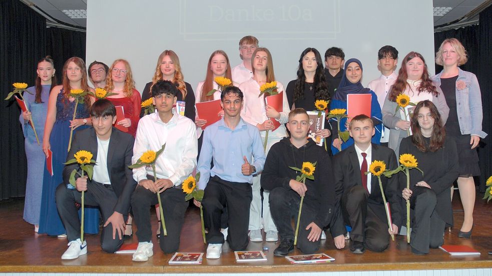 Zum Zeugnis gab es Sonnenblumen. Die 10a der IGS Emden freut sich über den gelungenen Abschluss. Foto: privat