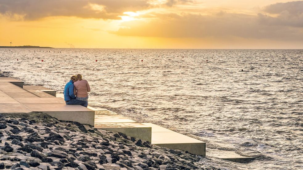 „Das Deck“ in Norddeich lädt zum Bummeln und Baden ein. Foto: Tourismus-Service Norddeich