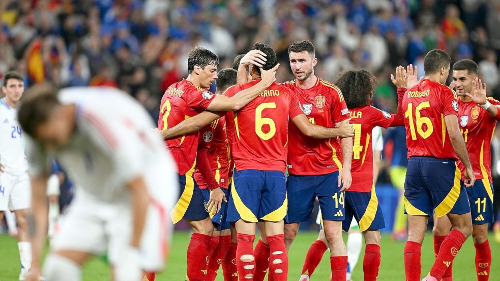 Die Spanier feiern den Sieg gegen Italien. Foto: David Inderlied/dpa