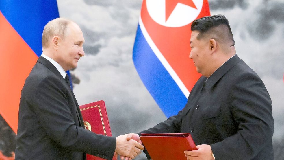 Bei einem Staatsbesuch in Pjöngjang hatte der russische Präsident Wladimir Putin mit Machthaber Kim Jong Un das neue Partnerschaftsabkommen unterzeichnet. Foto: Kristina Kormilitsyna/Pool Sputnik Kremlin/AP/dpa