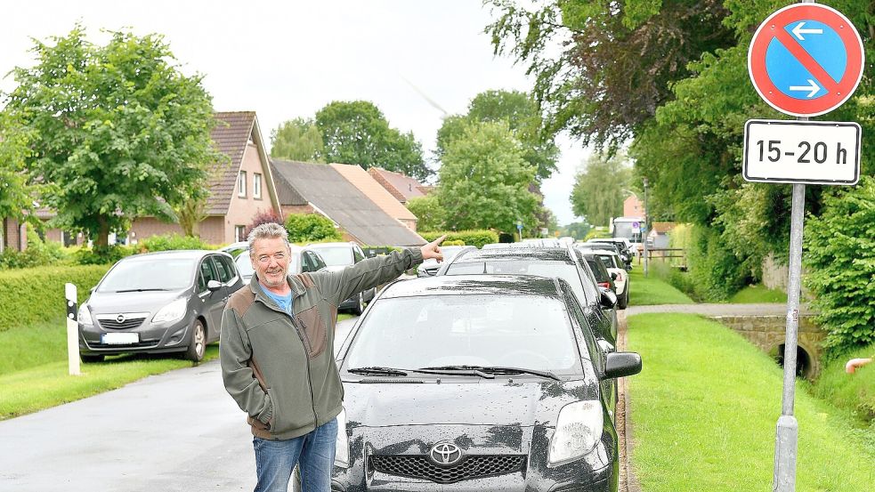 Jürgen Kaiser ist Anwohner der Nordender Straße und ärgert sich über Gäste von Grün-Weiß Firrel, die trotz des Parkverbots ihre Autos am Straßenrand abstellen. Foto: Stromann