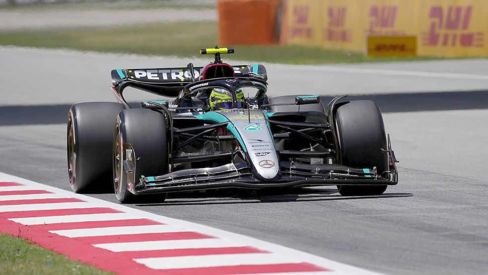 Lewis Hamilton fuhr am ersten Trainingstag in Barcelona die schnellste Runde. Foto: Hasan Bratic/dpa