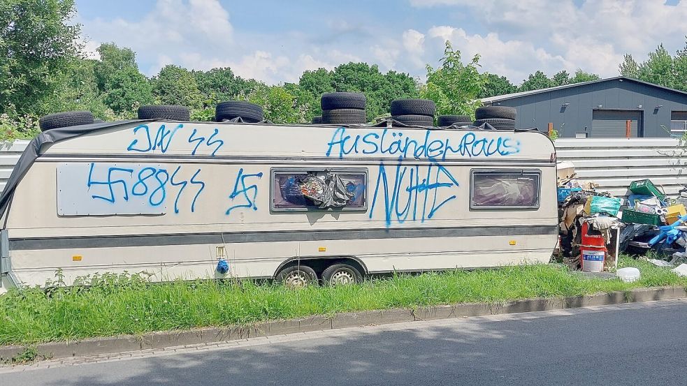 Ein Wohnwagen in Schirum wurde mit Nazisymbolen beschmiert. Fotos: privat