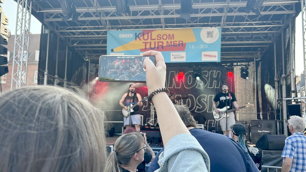 Die Band „Skatties“ sorgte gegen 18.40 Uhr für gute Stimmung. Foto: Hanssen