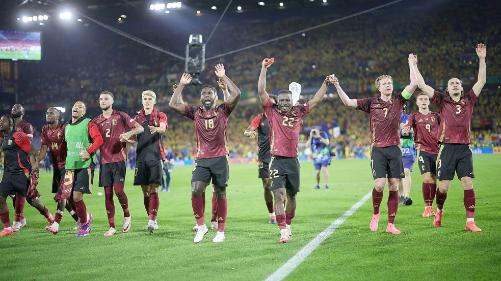 Belgiens Spieler bedanken sich nach der Partie bei den Fans. Foto: Rolf Vennenbernd/dpa