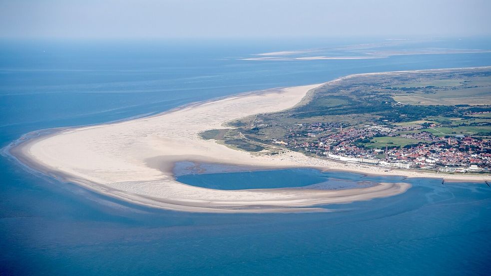 Blick aus der Luft auf die ostfriesische Insel Borkum. Foto: Schuldt/dpa