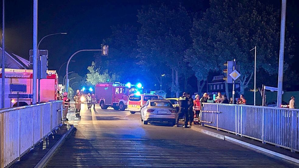 Polizei, Rettungsdienst und Feuerwehr waren in der Nacht zu Sonntag wegen eines Unfalls in Barßel im Einsatz. Foto: Feuerwehr/Schröder