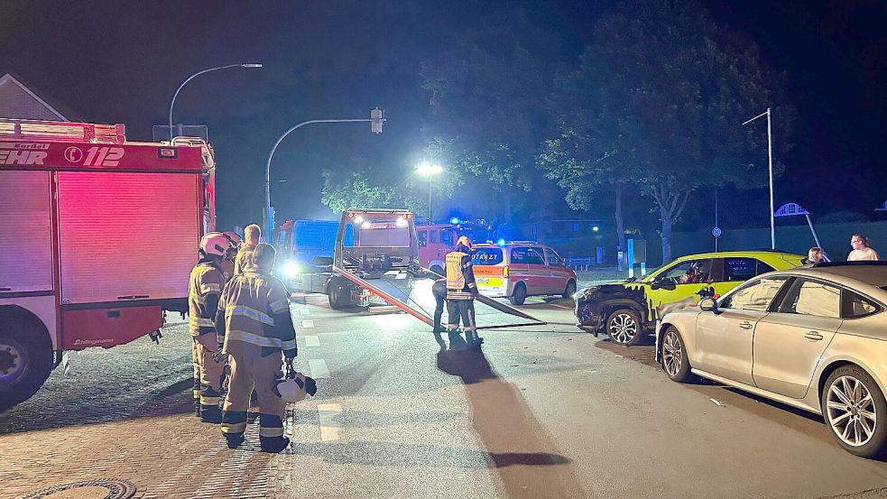 Die Unfallfahrzeuge wurden abgeschleppt. Foto: Feuerwehr/Schröder