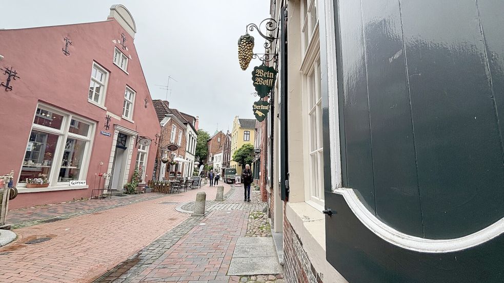 Mit ihrem Wohnmobil stehen die beiden in der Nähe der Leeraner Altstadt. Foto: Heinig