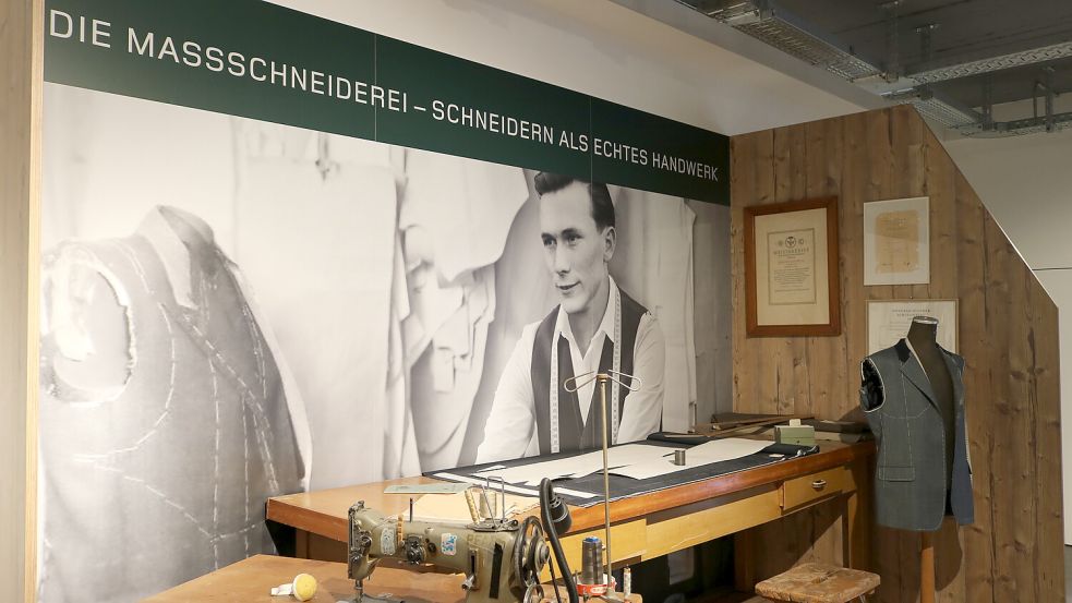 Mit einer Maßschneiderei machte sich Johann Hinrichs 1954 selbstständig. Eine "historische Ecke" im Geschäft erinnert an den Firmengründer. Foto: Meyer