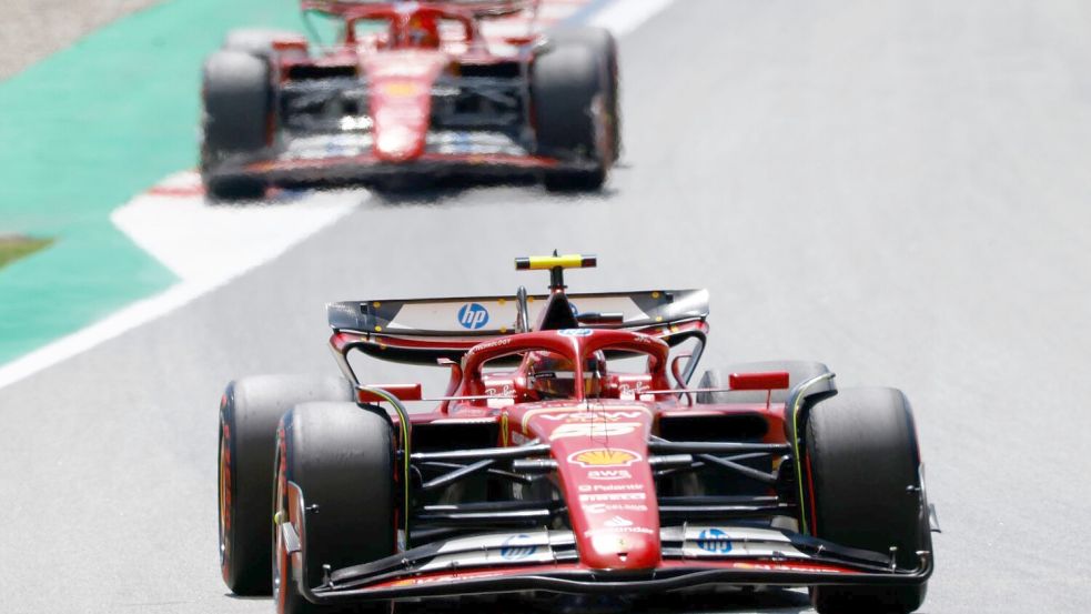 Zwischen den Ferrari-Piloten Carlos Sainz (v.) und Charles Leclerc gibt es Zoff. Foto: Joan Monfort/AP/dpa