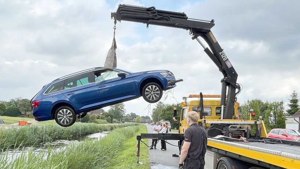 Ein Abschleppunternehmen zog das Auto aus dem Kanal. Fotos: Luppen