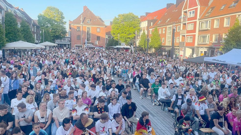 Mehr als 2000 Fans verfolgten das Spiel auf dem Neuen Markt in Emden. Foto: Müller