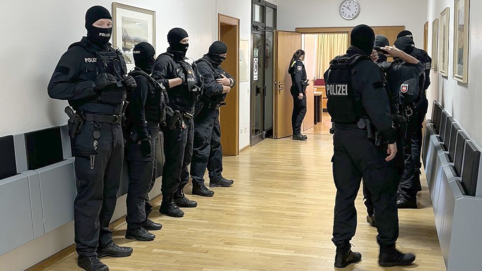 Zum Prozessauftakt sorgten zahlreiche Beamte für die Sicherheit im Amtsgericht Norden. Foto: Rebecca Kresse