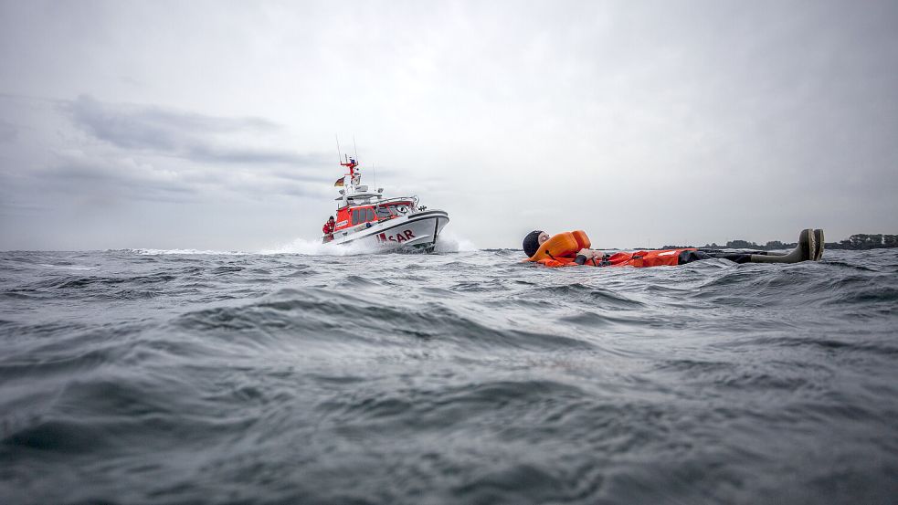 Schutzkleidung und ohnmachtssichere Rettungsweste sind die besten Voraussetzungen für eine Rettung aus der See. Symbolfoto: Die Seenotretter – DGzRS/Thomas Steuer