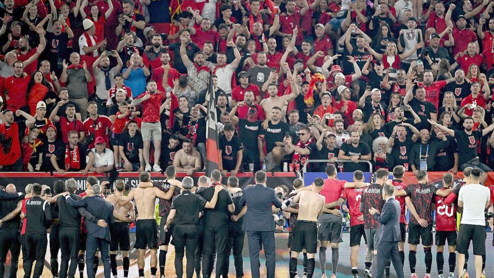 Die albanischen Spieler bedanken sich nach dem Spiel bei ihren Fans. Foto: Marius Becker/dpa