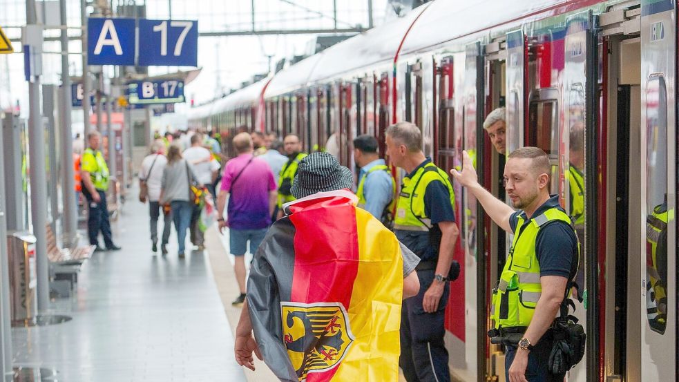 Die Versprechungen der Deutschen Bahn vor der EM seien „mehr als optimistisch“ gewesen, kritisiert der Fahrgastverband Pro Bahn. Foto: Andreas Arnold/dpa