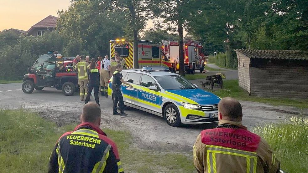 In dem Wald bei der Johanniterkapelle in Bokelesch wurde die vermisste Frau gefunden und von Rettungskräften versorgt. Foto: Giehl/Freiwillige Feuerwehr Ramsloh