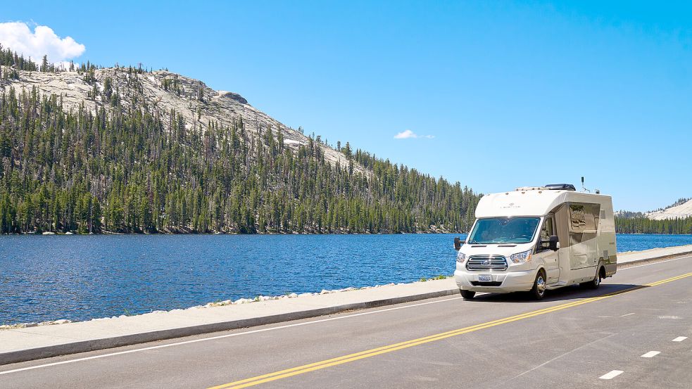 Grenzlose Freiheit: Campingurlaub mit einem Wohnmobil oder Wohnwagen bleibt in Deutschland sehr beliebt. Foto: IMAGO/Bihlmayerfotografie