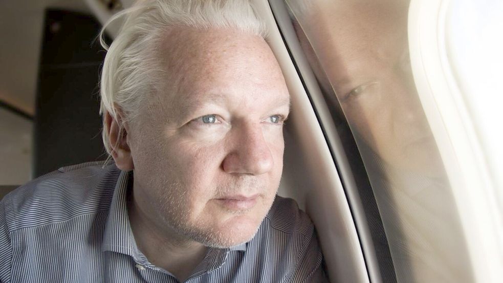 Ein Screenshot aus dem Wikileaks-Konto X zeigt Julian Assange an Bord eines Fluges nach Bangkok. Foto: @wikileaks/PA Wire/dpa