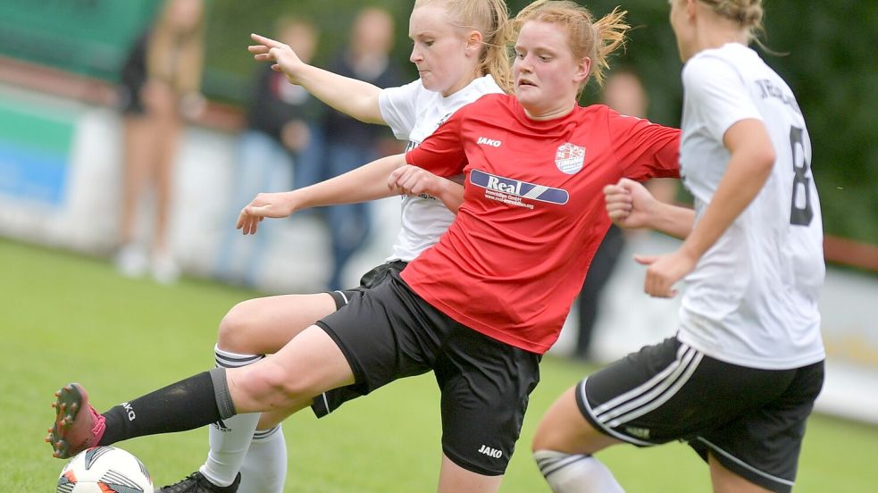 Kea Winkelmann (rotes Trikot) hat sich zum zweiten Mal eine schlimme Verletzung zugezogen. Foto: Ortgies