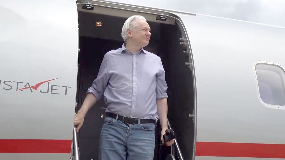 Assange ist mit einem gecharterten Flugzeug aus Großbritannien ausgereist. Foto: @wikileaks/PA Wire/dpa