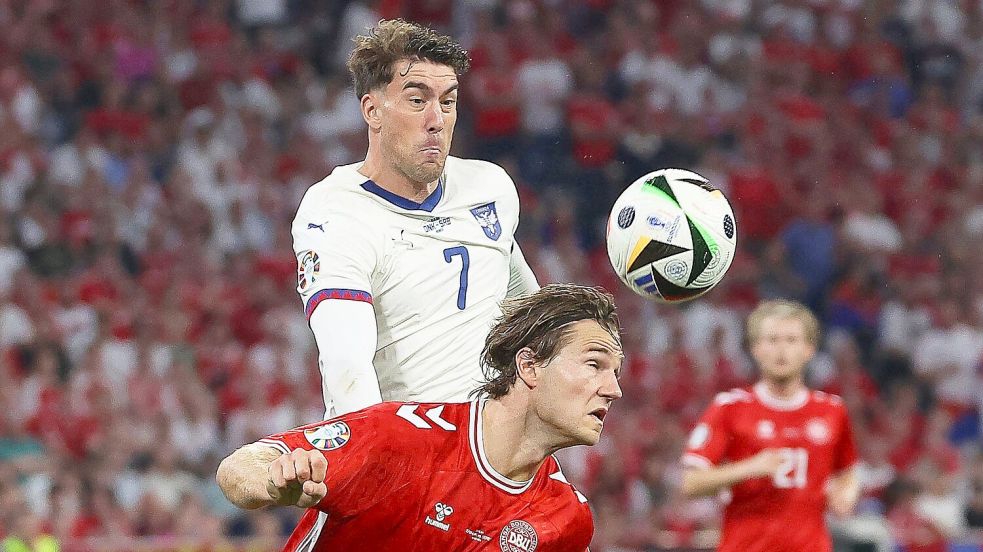 Das 0:0 reichte für Dänemark um Joachim Andersen (v) zu Platz zwei. Dusan Vlahovic (o) schied mit Serbien aus. Foto: Daniel Löb/dpa