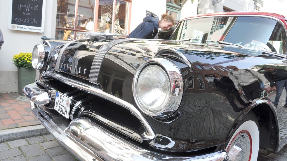 Amerikanische Autos bestimmen das Bild bei „American Wheels“ in der Leeraner Innen- und Altstadt. Foto: Wolters