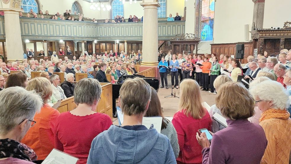 Chöre, Solisten und Ensembles aus der Region sangen und spielten in den vier Altstadtkirchen von Leer. Foto: Dübbel