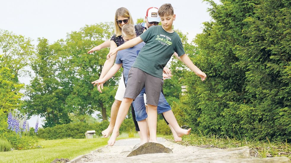 Gar nicht so einfach: Familie Weers aus Leer auf dem Balance-Pfad.