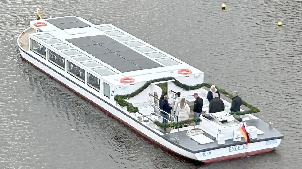 Ganz geschmeidig zieht das neue Hafenboot „Engelke“ in Emden seine Runden. Foto: Saathoff