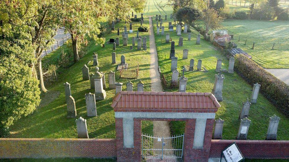 Ein Blick von oben auf den historischen Friedhof in Jheringsfehn. Foto: privat